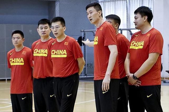 女生扒开尿口给男生捅